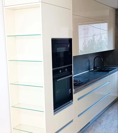 Skříňky do stropu VS klasika. Lesk VS mat. Co si zvolit?! Z naší zkušenosti, k tomu můžeme uvést následující. Skříňky do stropu, je fenomén posledních let. Z jedné strany se jedná o design, z druhé o úložný prostor navíc. A lesk nebo mat? Lesk opticky zvě