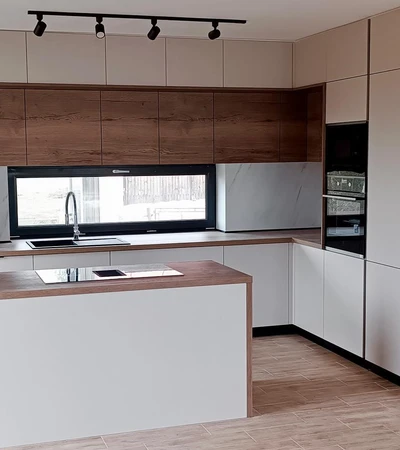 Varianta kuchyňské sestavy s horními skříňkami do stropu. Integrovaná digestoř součástí varné indukční desky. TIPON - bezúchytkový system otevírání dvířek. Dekor dvířek, kašmírově šedá / Dub Halifax tabákový.