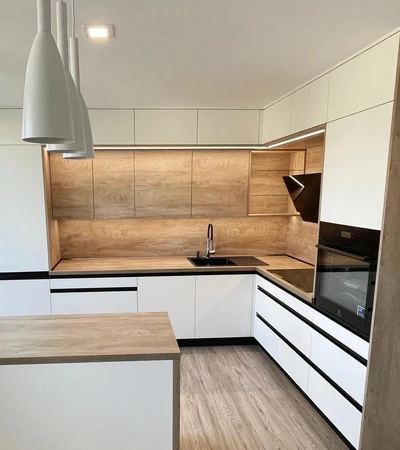 Bytová sestava do stropu. Kombinace bílého matu a dekoru dubu.