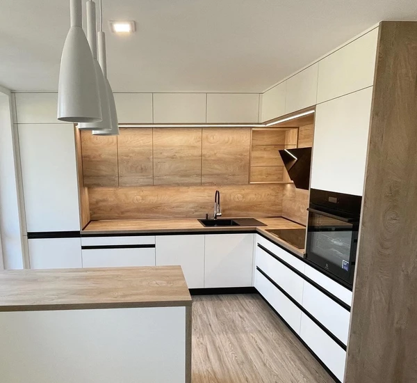 Bytová sestava do stropu. Kombinace bílého matu a dekoru dubu.